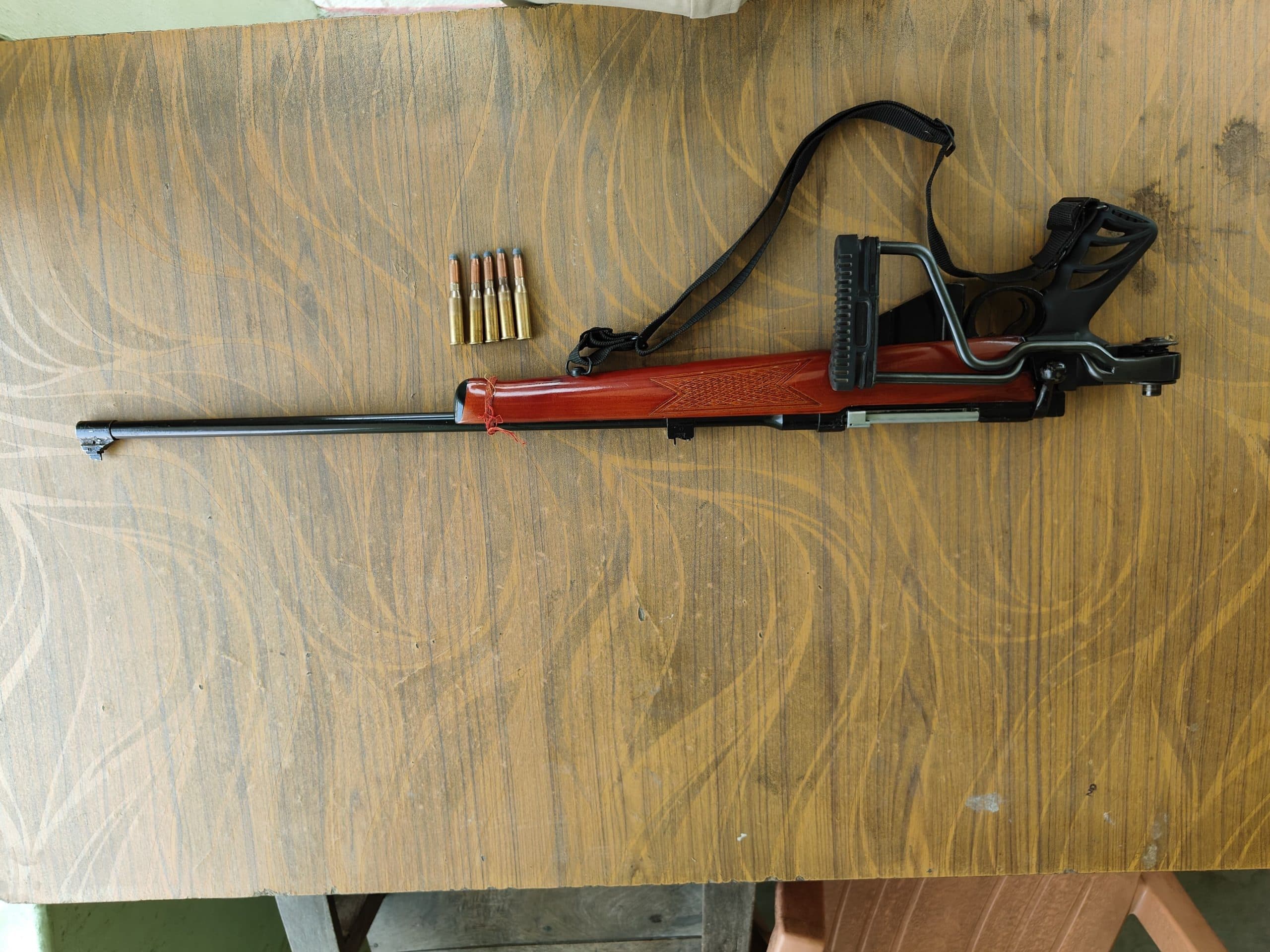 Motihari : शराब तस्कर के घर छापेमारी, राइफल व गोली बरामद