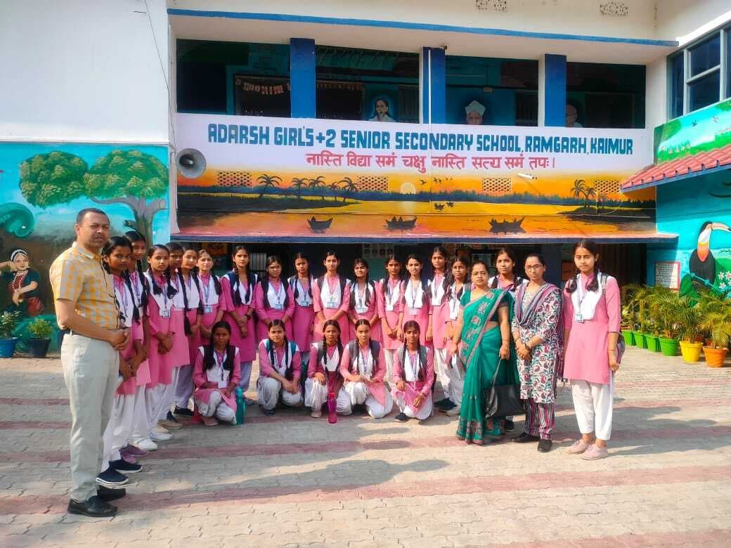 वैज्ञानिकों ने छात्राओं को सीमेंट फैक्ट्री का कराया भ्रमण