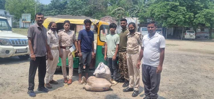 ऑटो में 70 लीटर चुलाई शराब के साथ दो तस्कर गिरफ्तार