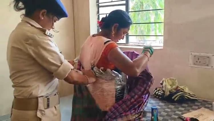 उत्पाद विभाग ने छह महिला शराब तस्करों को 59.55 लीटर शराब के साथ दबोचा