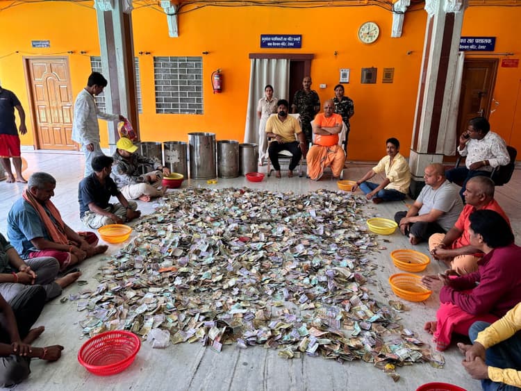 Deoghar News : बाबा मंदिर को दान में मिले 15.45 लाख रुपये, मिलीं विदेशी मुद्राएं