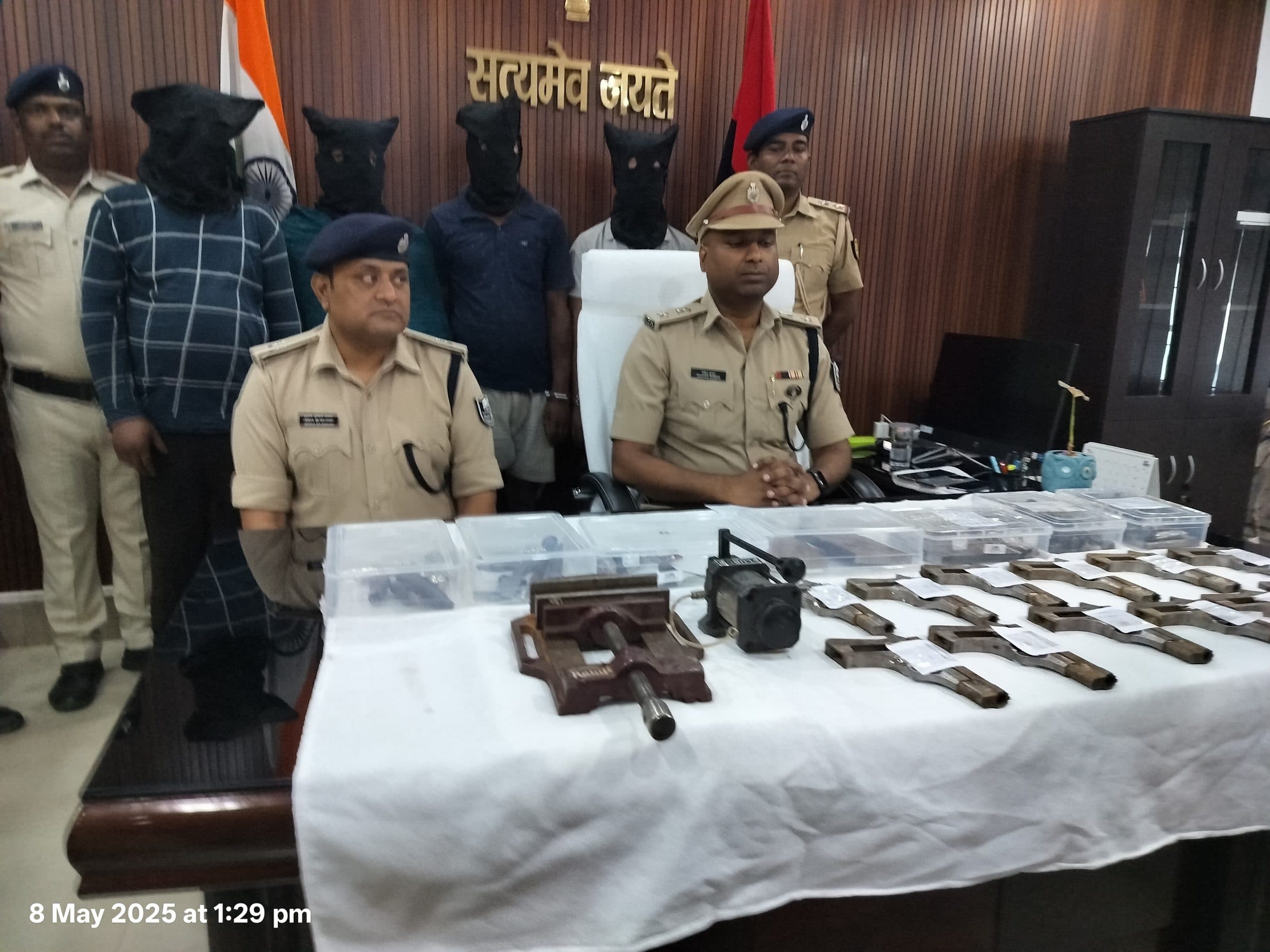 सन्हौली मोइन में घर के दरवाजे पर ताला लगाकर अंदर में हथियार निर्माण कर रहे चार कारीगर गिरफ्तार