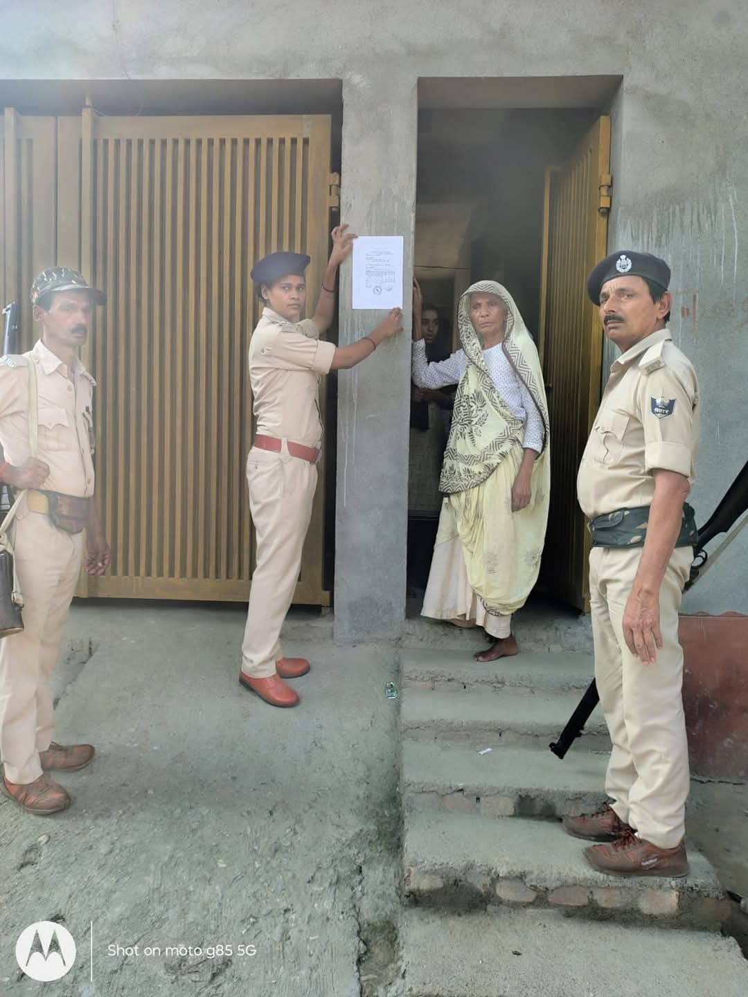 दुष्कर्म के आरोपित के घर चिपकाया इश्तेहार