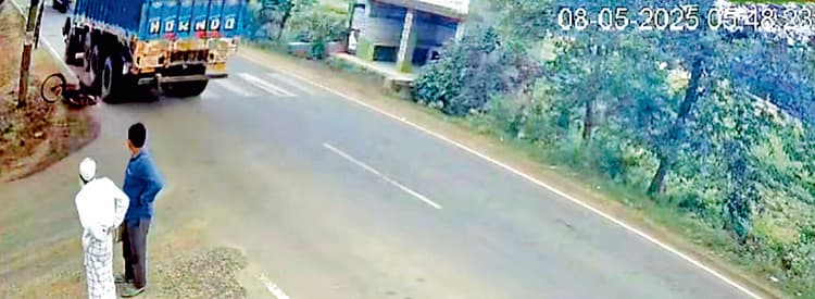 खंडघोष : बेकाबू ट्रक ने साइकिल सवार को रौंदा, छात्रा की मौत