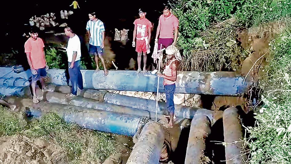 सतीघाट में फट गया पाइप, बांकुड़ा नगरपालिका की जलापूर्ति बाधित