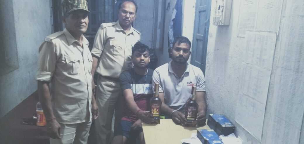 जांच चौकी पर यात्री बसों में शराब लेकर जाने वाले चार लोग गिरफ्तार