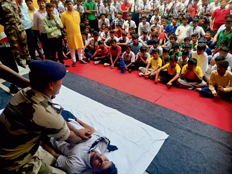 स्कूल में सीआइएसएफ की मॉक डिजास्टर मैनेजमेंट ड्रिल