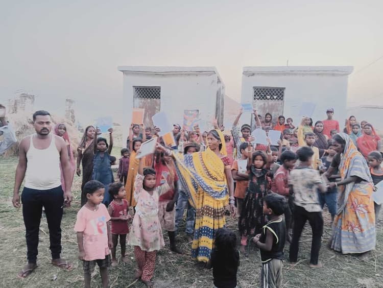 चौपाल व स्कूल का शौचालय तोड़ने का ग्रामीणो ने किया विरोध