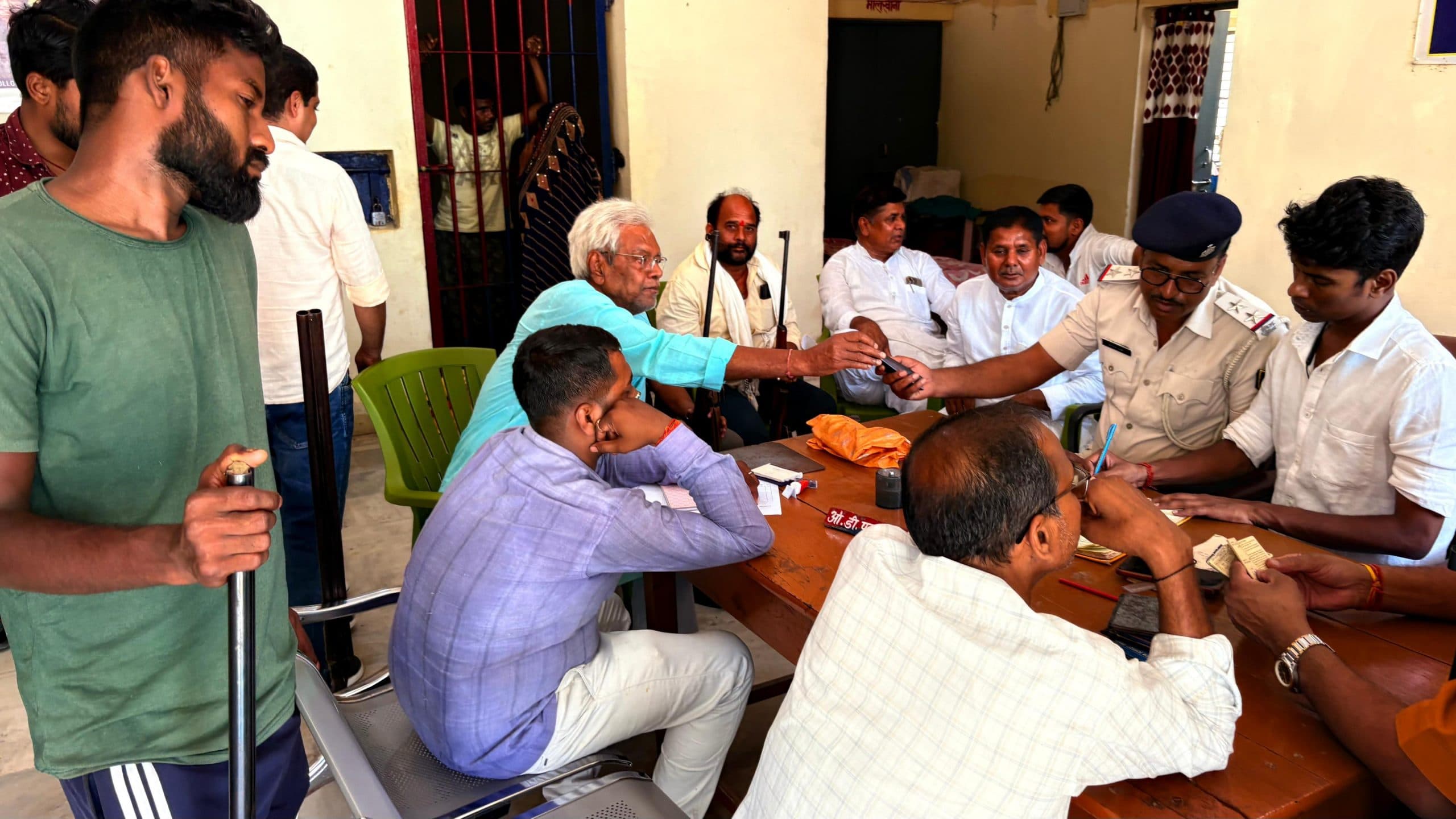 थाना परिसर में शस्त्रों का किया गया सत्यापन