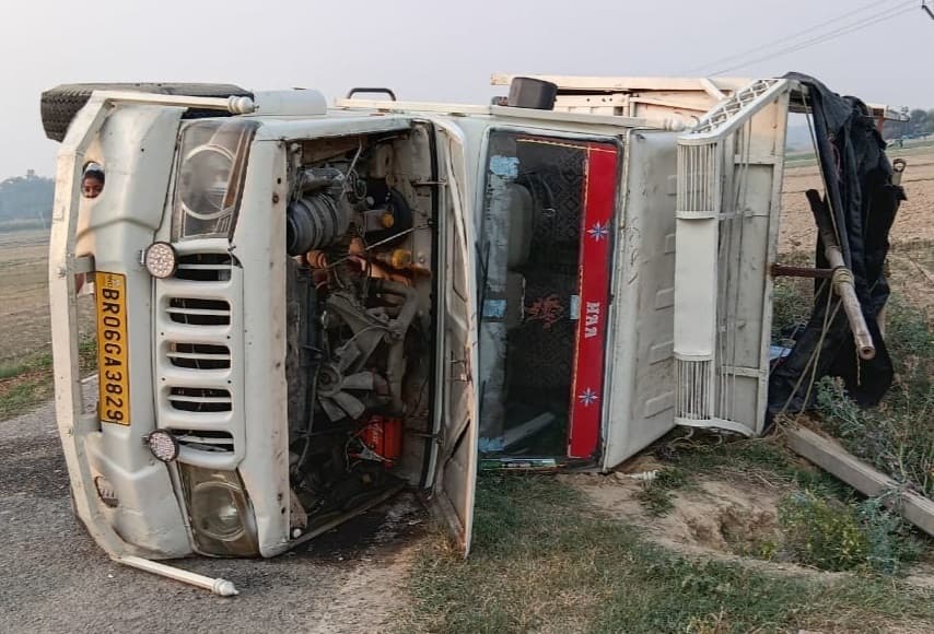 Motihari: पिकअप बाइक सवार युवक पर गिरी, मौत