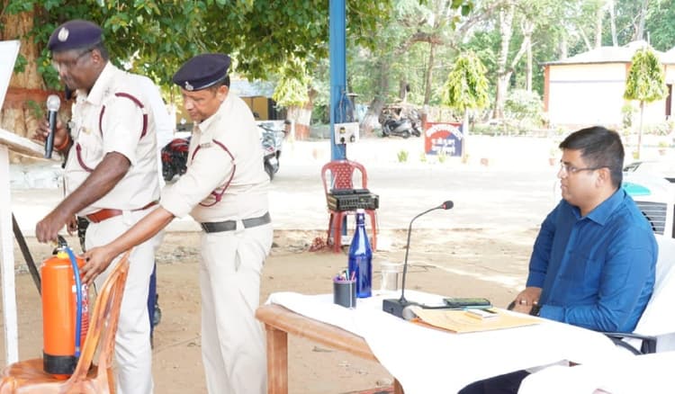 Bokaro News : आग लगने पर नहीं खोना चाहिए धैर्य, संयमित रह पा सकते हैं काबू : कमांडेंट