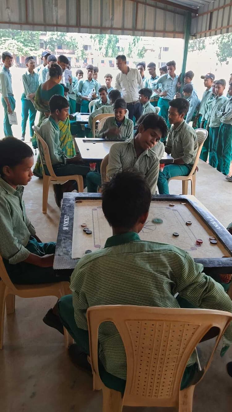 East SInghbhum News : कैरम में नौवीं से 12वीं के विद्यार्थियों ने दिखायी प्रतिभा
