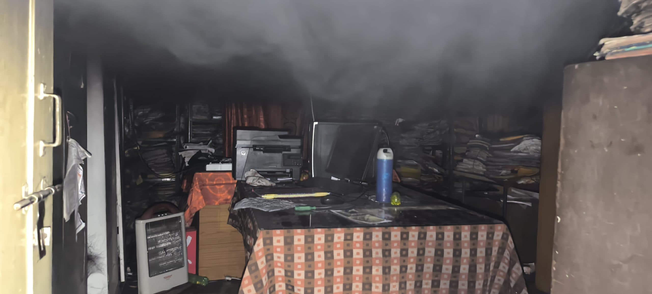 Giridih News :वाणिज्य कर विभाग कार्यालय में लगी आग, दस्तावेज व दो कंप्यूटर सेट जले