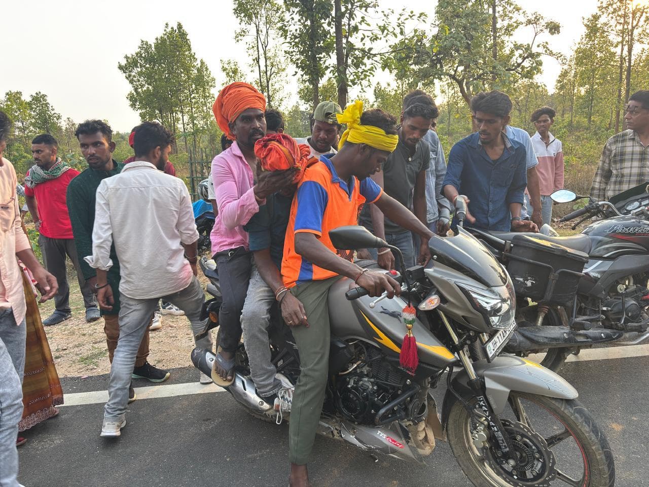 Giridih News :नहीं मिली एंबुलेंस, बाइक से ले गये घायल को