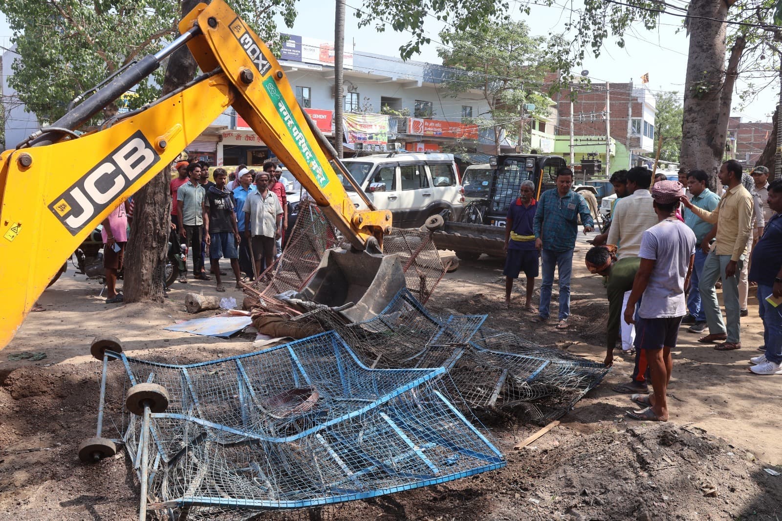मनेर में दूसरे दिन भी हटाया गया अतिक्रमण, हड़कंप