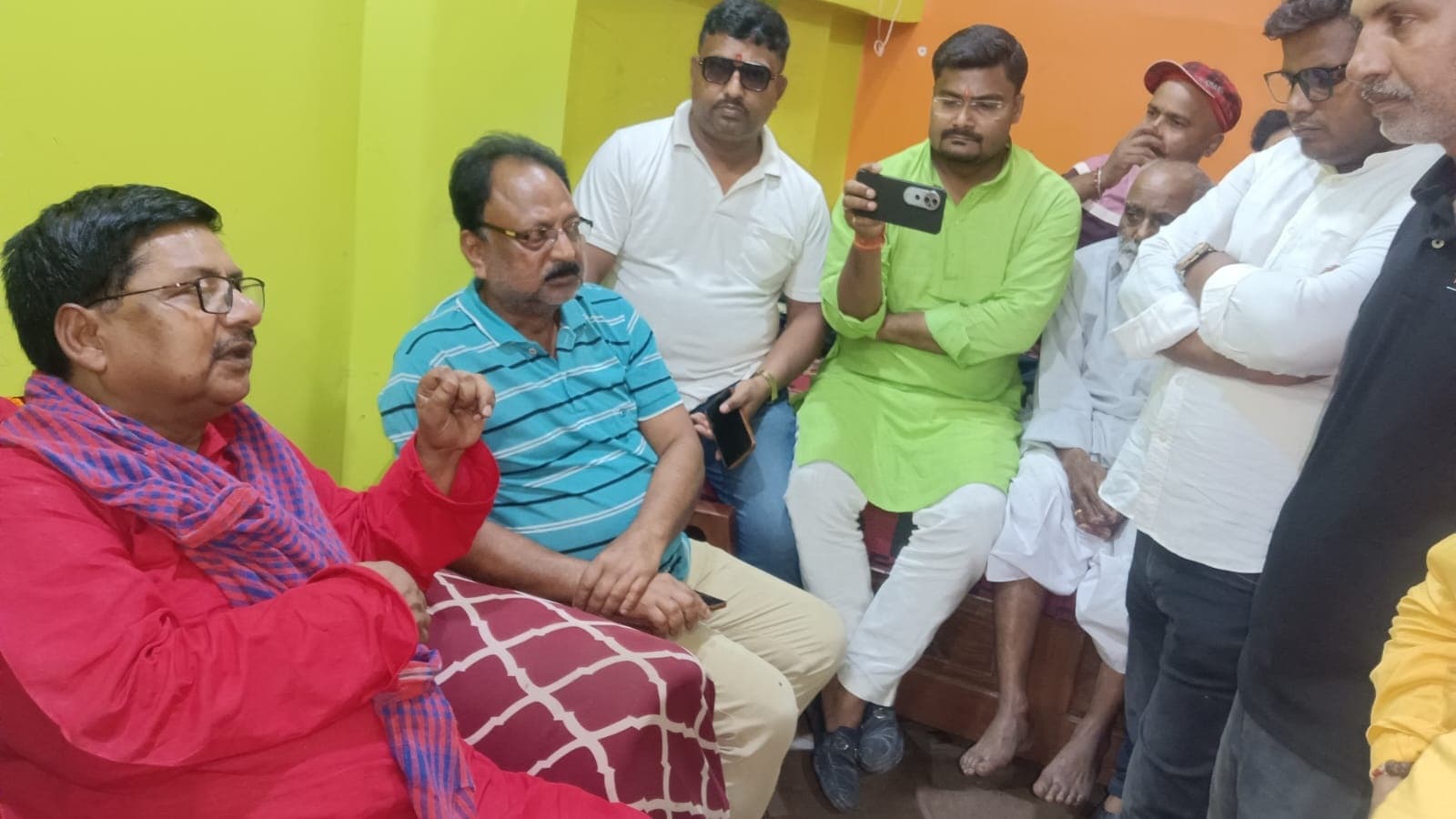 Bhagalpur news सांसद सुदामा प्रसाद मृतक विनय गुप्ता के परिजन से मिलकर जानकारी ली