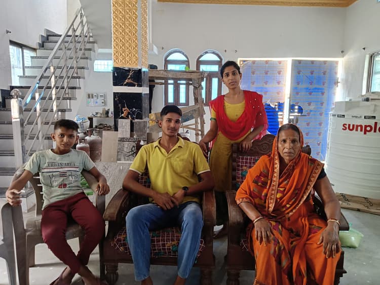 भारत की रक्षा के लिए कश्मीर के बड़गांव में तैनात है हथुआ का लाल, परिजनाें ने भारत की जीत एवं पुत्र की कुशलता के लिए कर रहे है भागवान से प्रार्थना