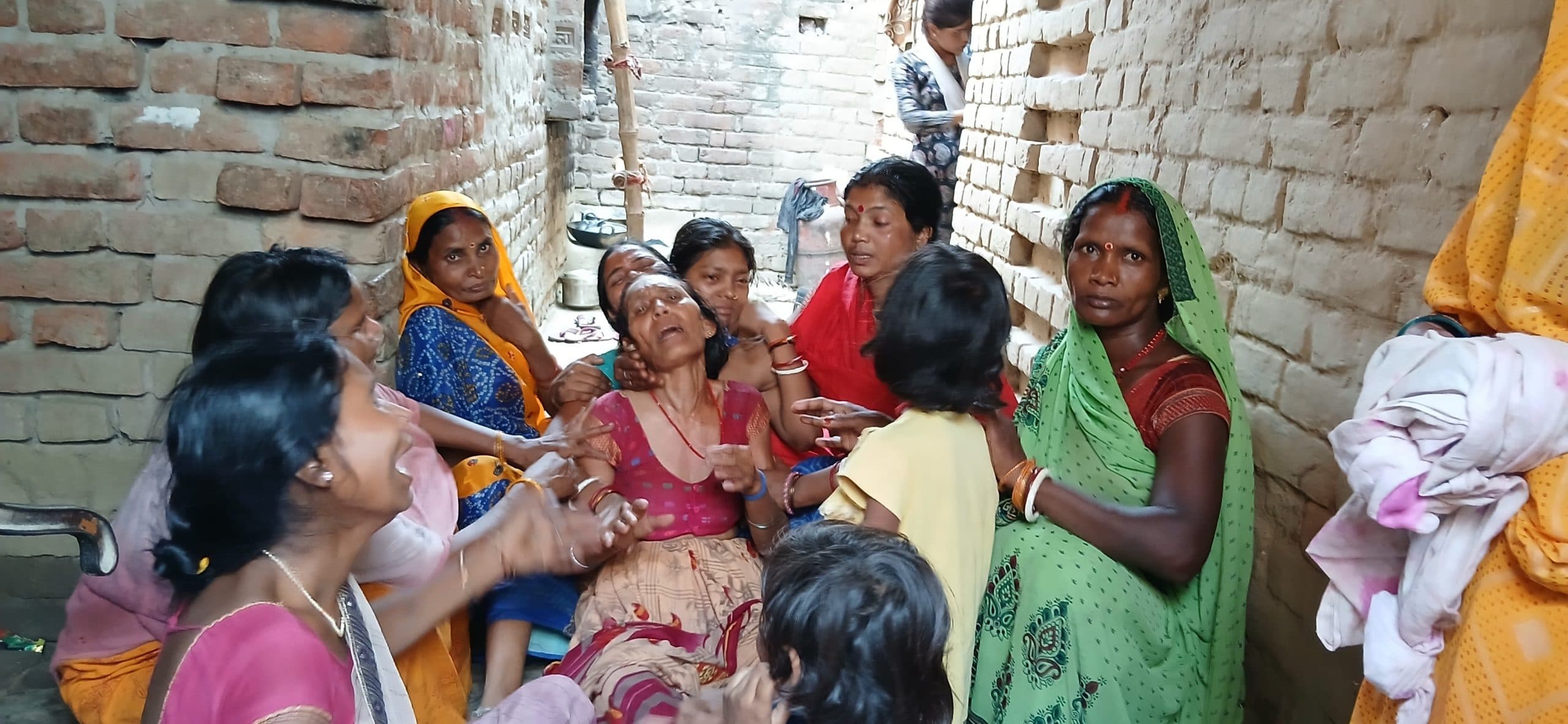 बधार से अधेड़ का शव बरामद, गला दबाकर हत्या की आशंका