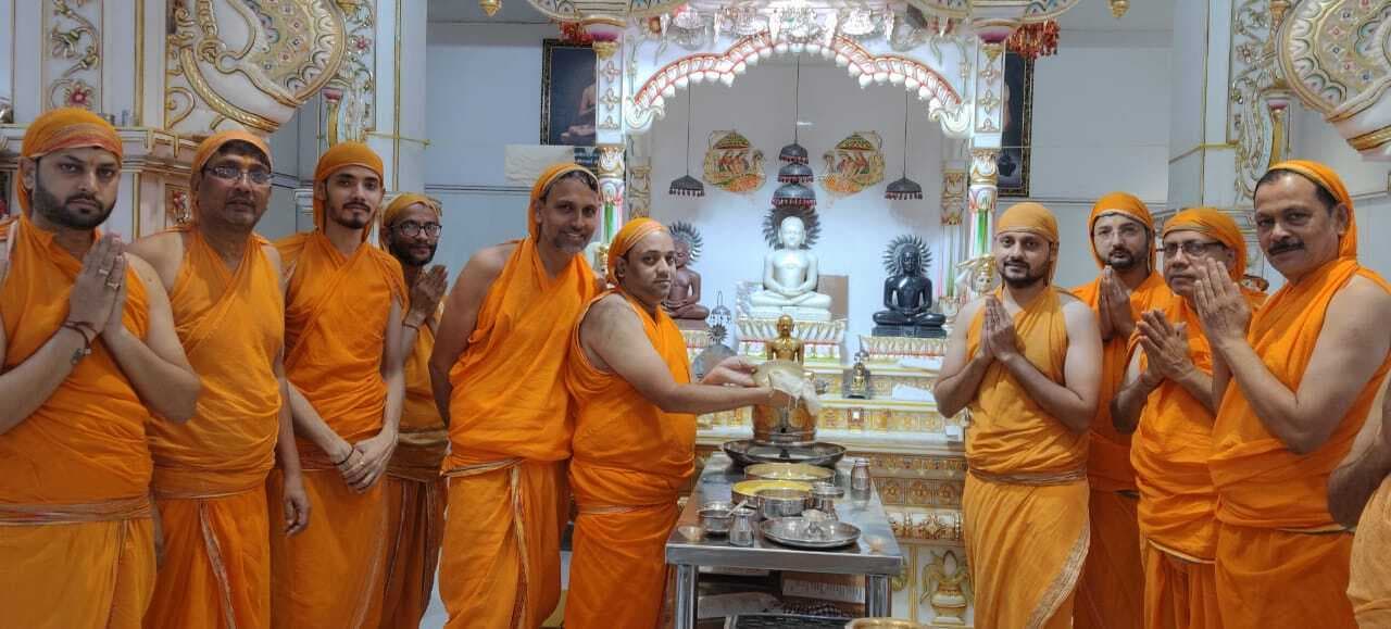 Dhanbad News : जैन मंदिर में पूजा कर मांगा गया भारत की जीत का आशीर्वाद