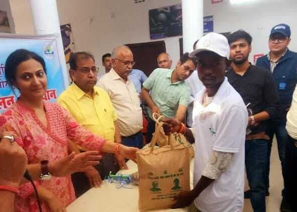 केंद्रीय टीम ने कालाजार पीड़ितों के बीच बांटे पोषण किट