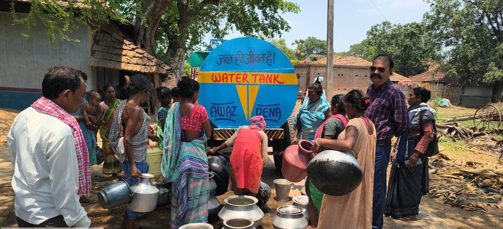 बीडीओ ने टैंकर भेज ग्रामीणों को पेयजल उपलब्ध कराया