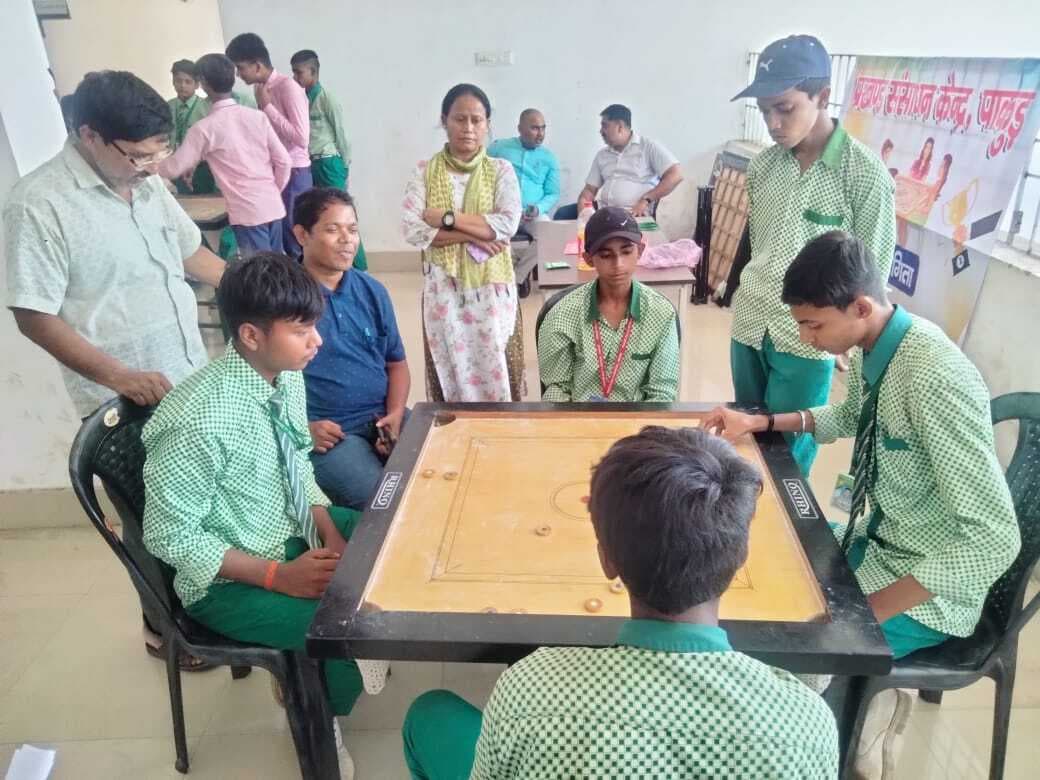 कैरम प्रतियोगिता में 12 स्कूलों के छात्रों ने लिया भाग