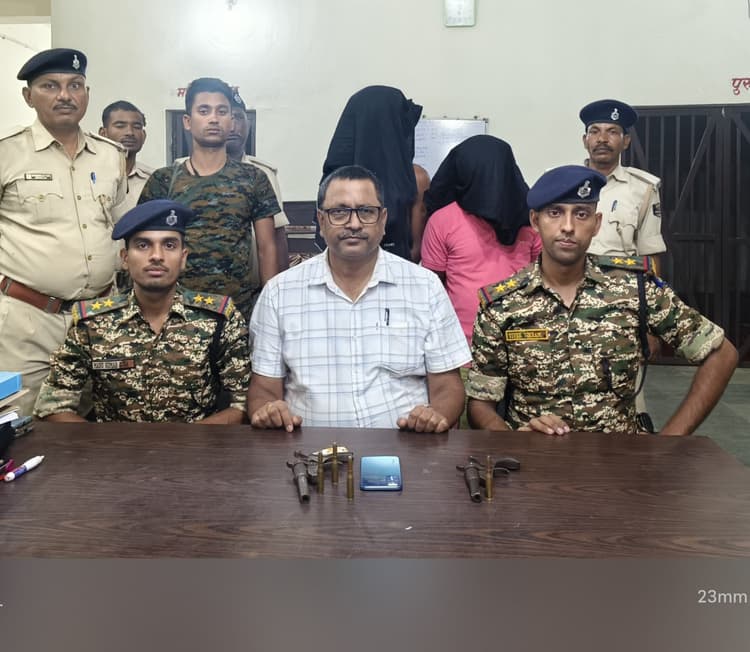 शादी में कट्टा लहरा डांस करते दो युवकों का वीडियो वायरल, गिरफ्तार