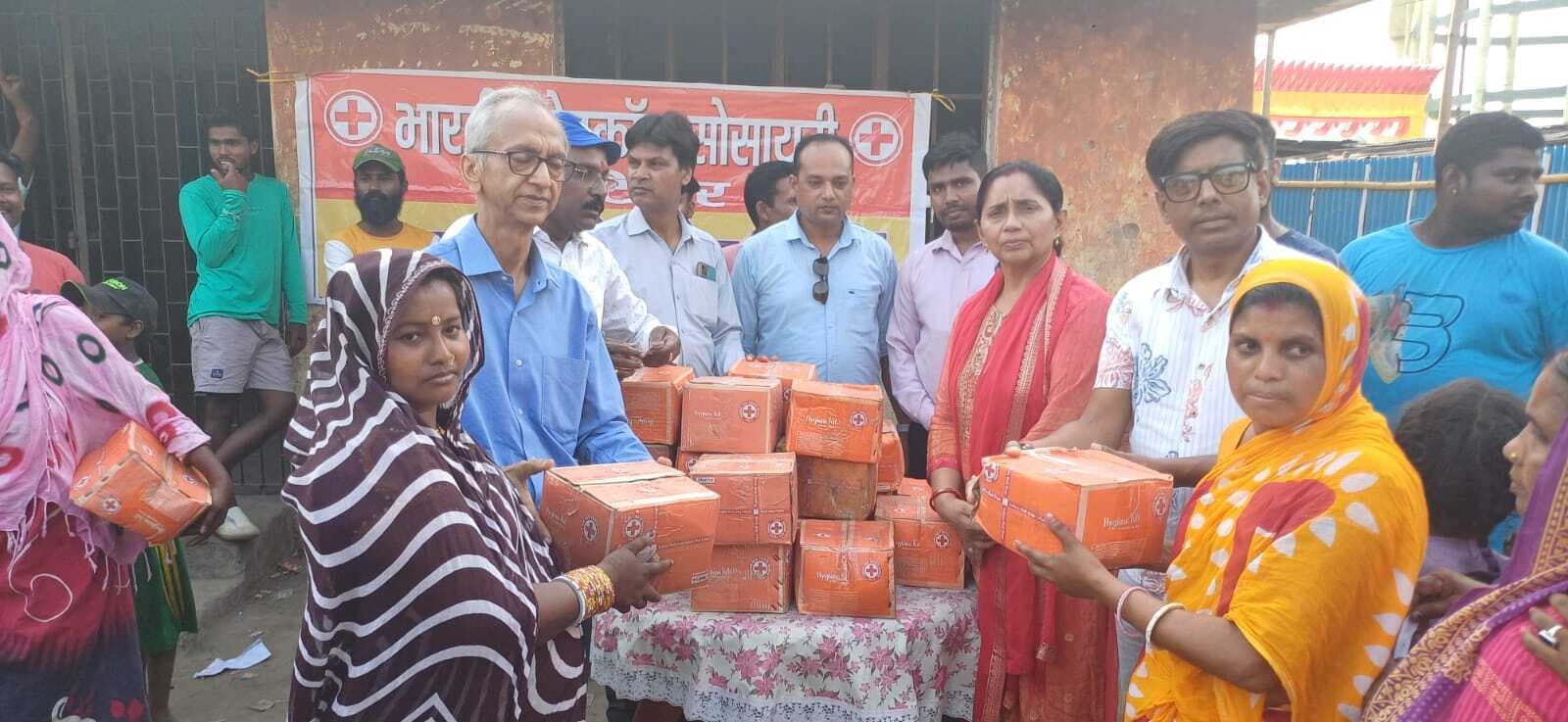 रेडक्रॉस ने आंबेडकर कॉलोनी में महिलाओं के बीच बांटा स्वच्छता किट