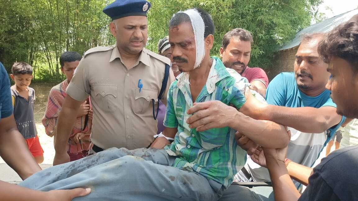 सफ़र के दौरान ट्रेन से गिरकर अधेड़ बुरी तरह जख्मी