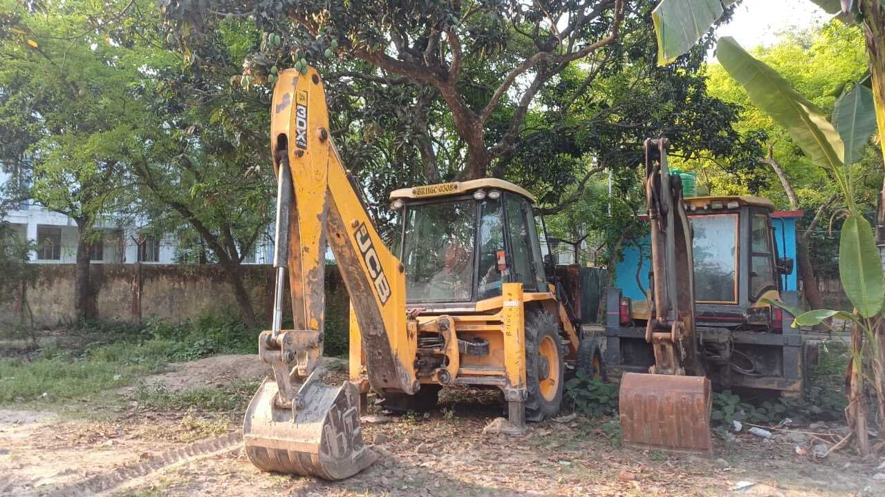 मिट्टी खनन कर रहे जेसीबी व ट्रैक्टर को ग्रामीणों ने पकड़कर पुलिस को सौंपा