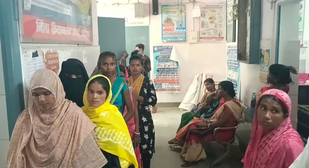 गर्मी शुरू होते ही हसनगंज स्वास्थ्य केंद्र में मरीजों की भीड़ लगी