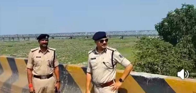 डीआईजी ने सुरक्षा को लेकर एनएच 31 कुरसेला कोसी पुल का किया निरीक्षण