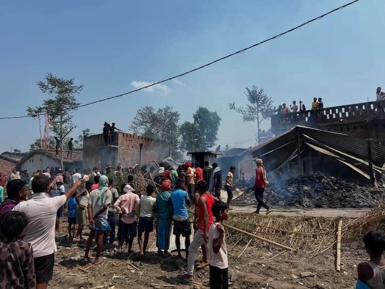 Bhagalpur news सोहड़ी में लगी आग,करीब एक दर्जन घर जल कर राख