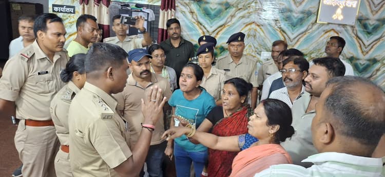 Seraikela News : पूछताछ के लिए थाना लाये गये अधेड़ ने लगायी फांसी, हंगामा