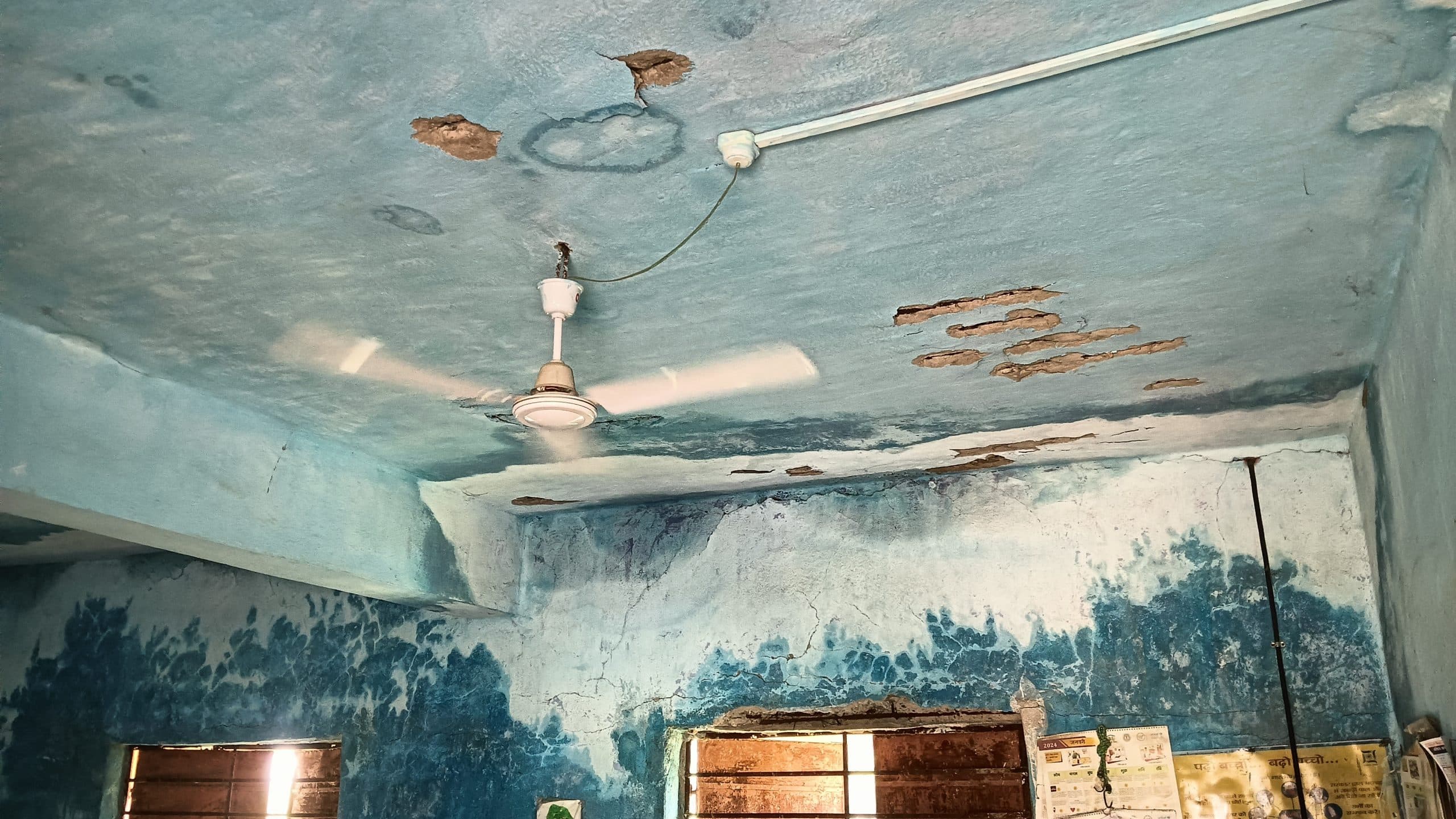 Bokaro News : जर्जर भवन में पढ़ाई करने को बच्चे विवश, हो सकता है हादसा