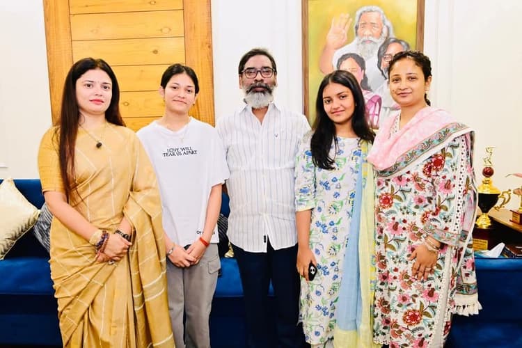 Bokaro News : बेरमो विधायक की बेटी को मुख्यमंत्री ने दी बधाई