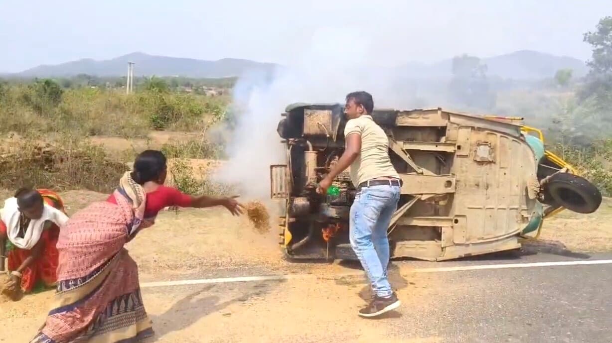 Giridih News : थम्भाचक में चलती ऑटो के इंजन में लगी आग