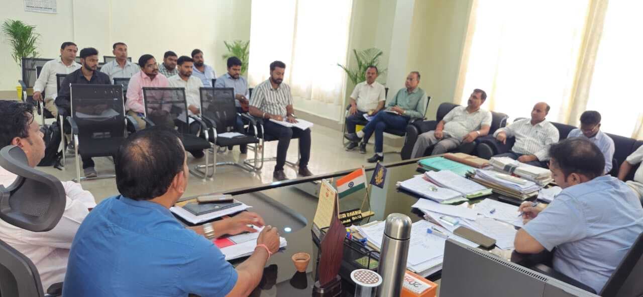 Giridih News : पेयजल व बिजली समस्याओं के समाधान को ले एसडीओ ने की बैठक