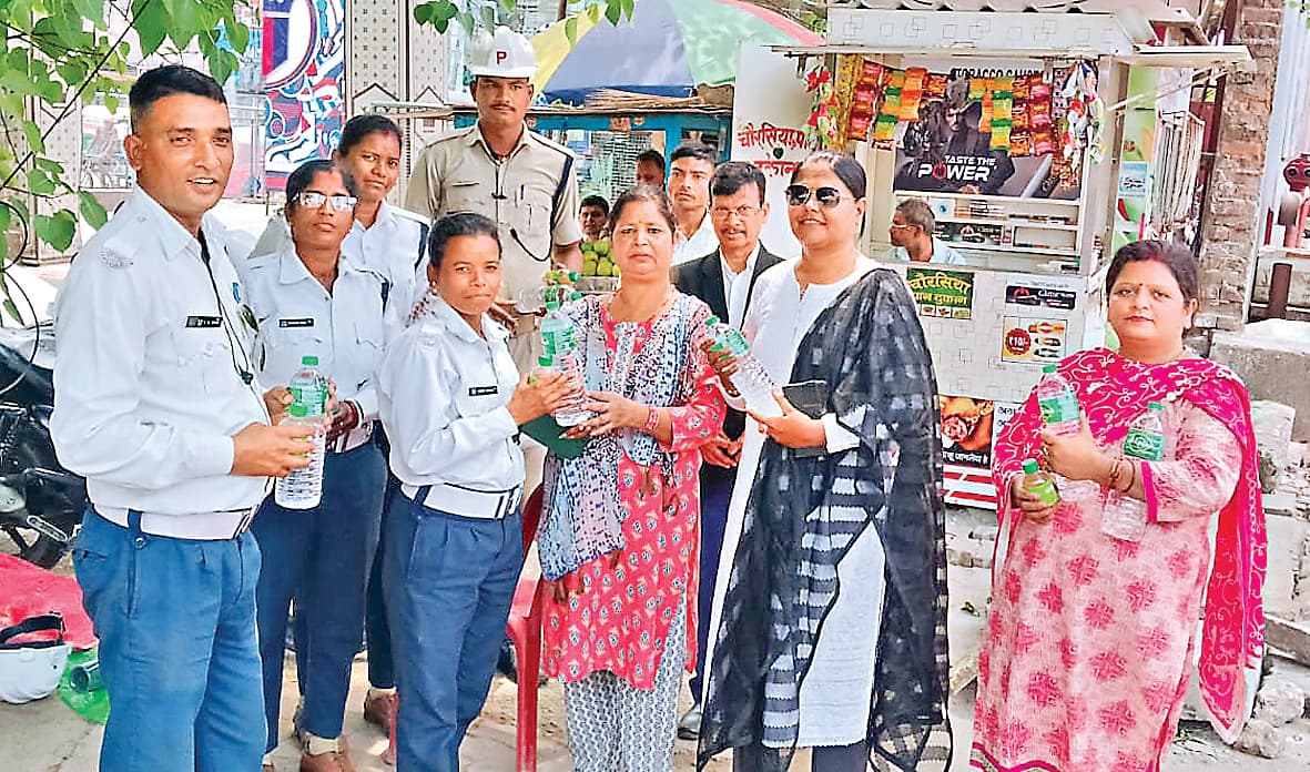 Ranchi News : ट्रैफिक पुलिसकर्मियों में बांटी पानी की बोतल