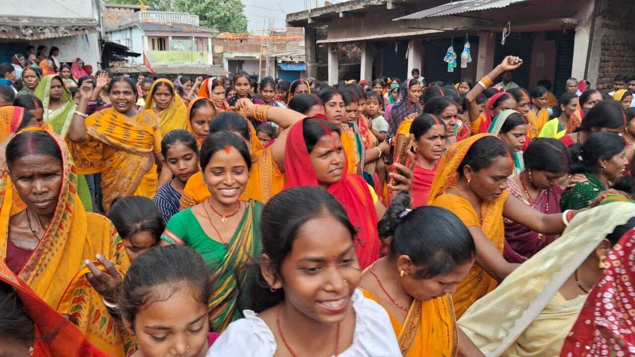 Giridih News : नगर भ्रमण व शोभा यात्रा के साथ मंदिर में मूर्ति की प्राण प्रतिष्ठा