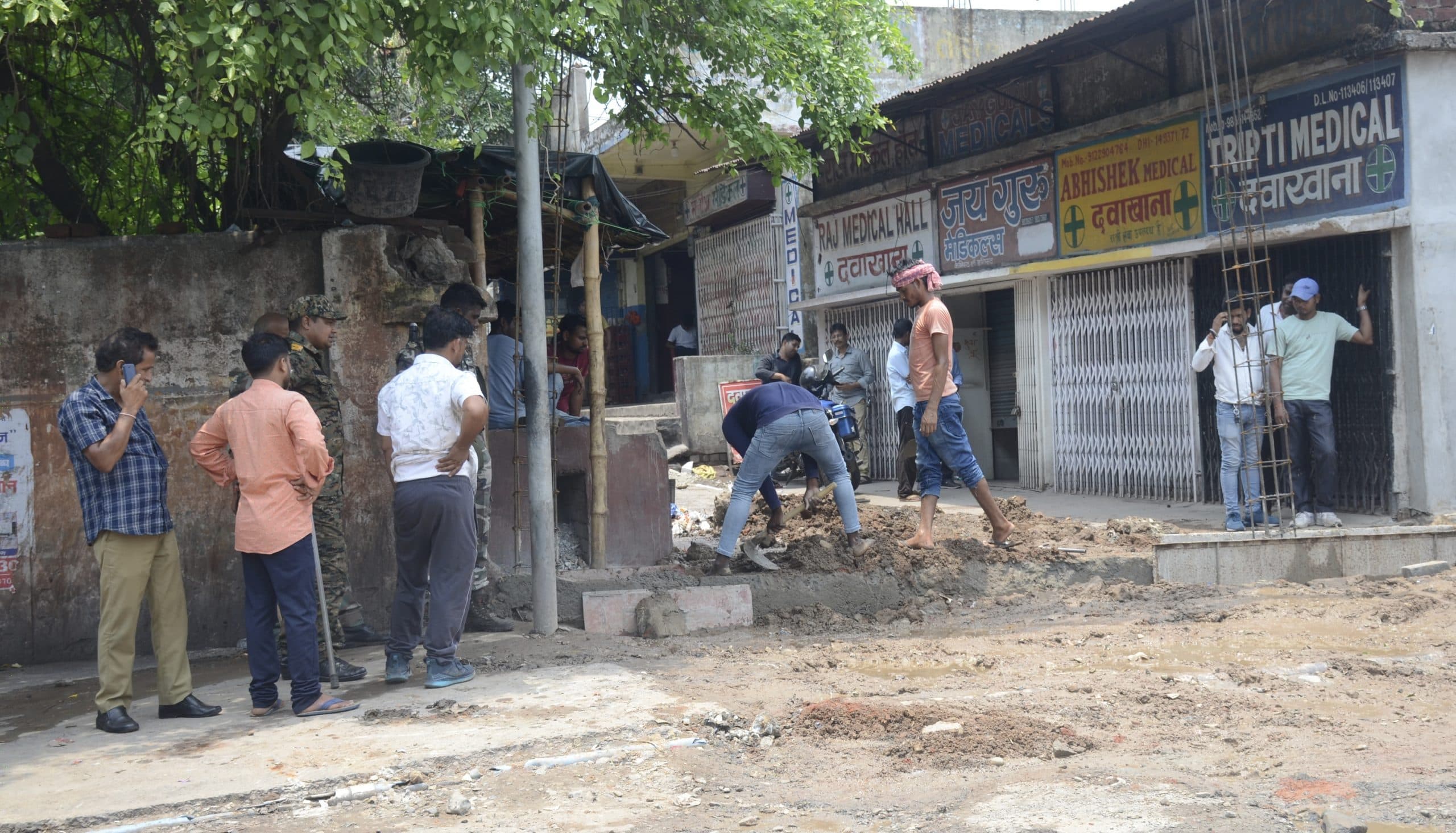 Dhanbad News : एसएनएमएमसीएच से कोचकुल्ही जाने वाले रास्ते पर खड़ी हुई दीवार, आज लगेगा गेट