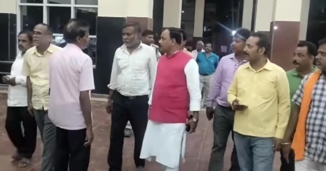 फुटओवर ब्रिज की सीढ़ियों को सर्कुलेटिंग एरिया तक बढ़ाना जरूरी