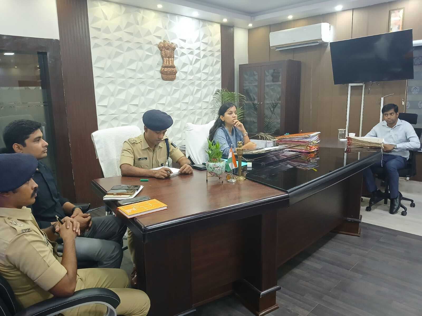 प्रशासन चौकस, सोशल मीडिया और किरायेदारों पर पैनी नजर