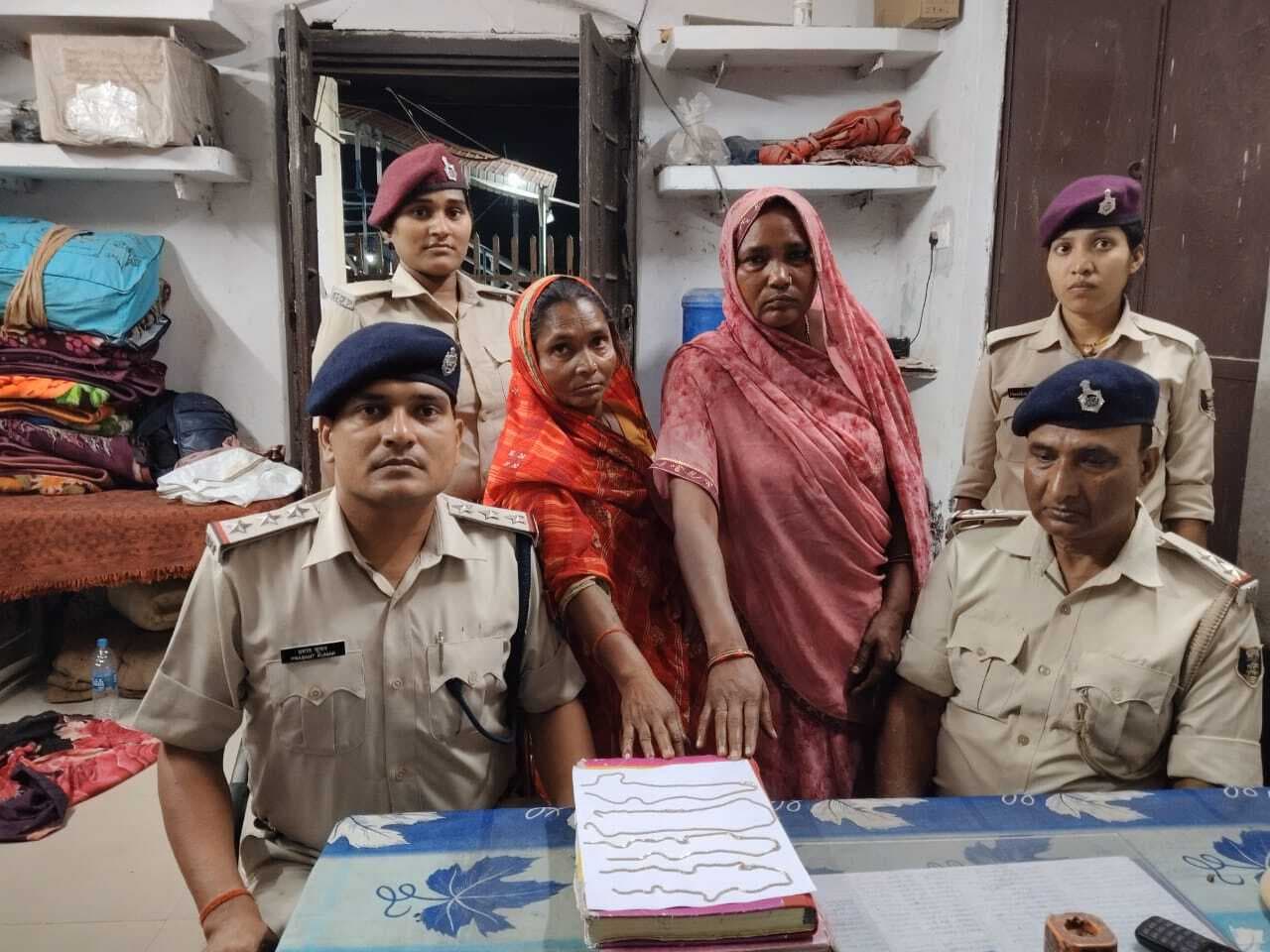 चार सोने की चेन के साथ दो महिला चोर गिरफ्तार