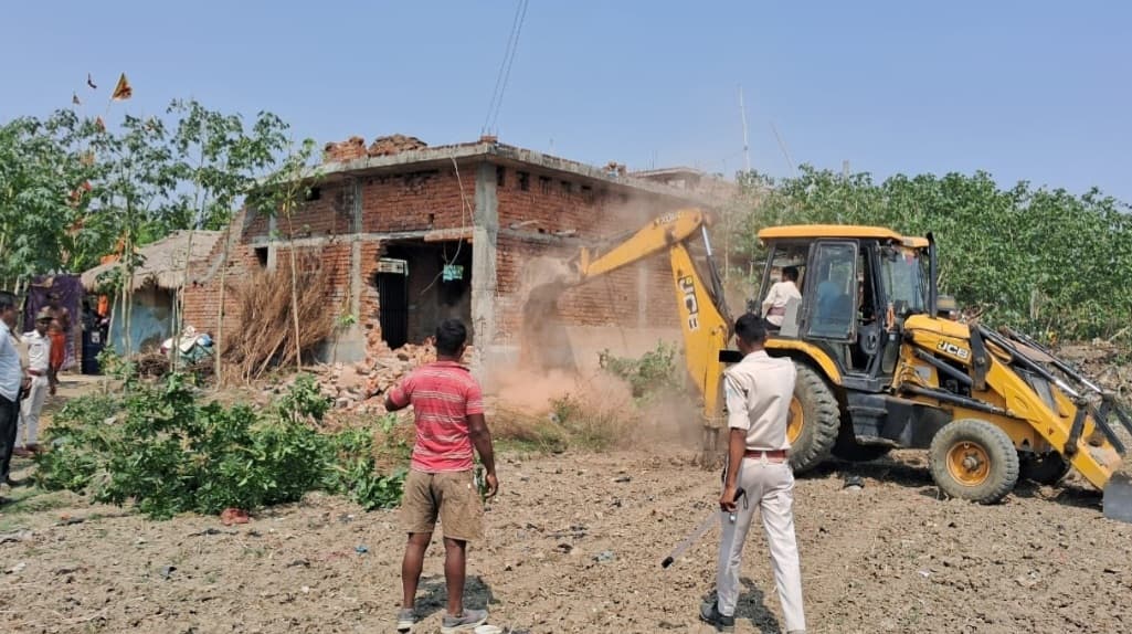 कोर्ट के आदेश पर अंचल प्रशासन ने मकान को कराया ध्वस्त