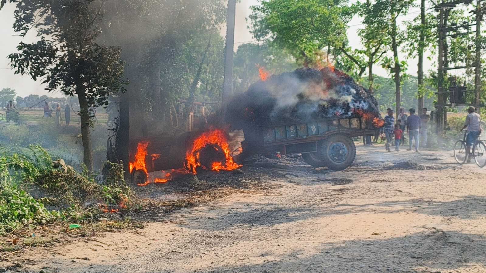 बिजली के शॉर्ट सर्किट से निकली चिंगारी से ट्रैक्टर में लगी आग, धू-धूकर जला