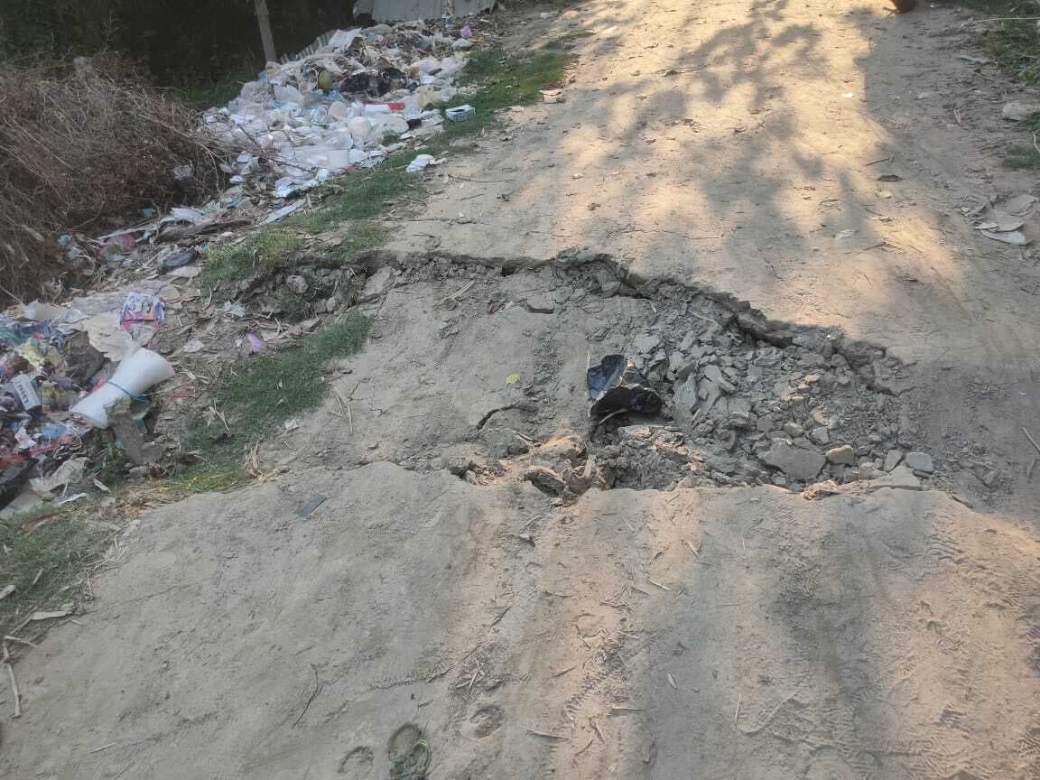 पेट्रोल पंप से थाना जाने वाली सडक में रेनकट से दुर्घटना का खतरा