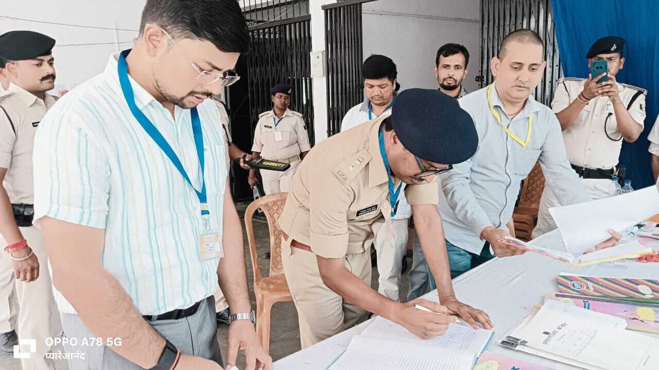 डीएम-एसपी ने एफएलसी प्रक्रिया का लिया जायजा