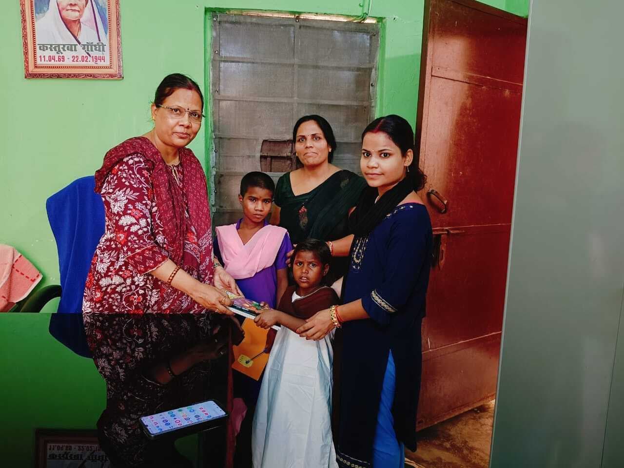 डीएम के पहल से संवरा घुमंतू बच्चों का जीवन, शुरु हुई पढ़ाई