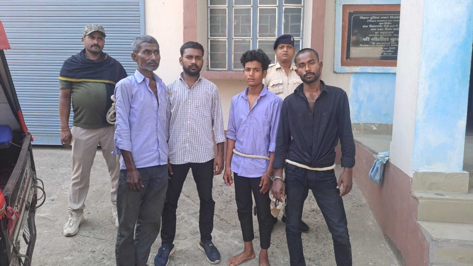 देसी कट्टा और धारदार हथियार से मारपीट, पांच आरोपित गिरफ्तार